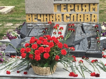 В Николаеве вандалы разгромили десяток надгробий на Жуковском кладбище (ФОТО)