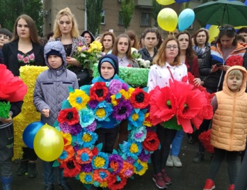 Ради создания массовки на митинг власти под дождь выгоняли детей