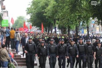 В Запорожье шествие на 9 мая прошло под красно-украинскими флагами. Фото
