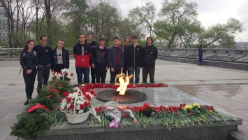 Во Владивостоке активисты провели акцию памяти "Красный мак"