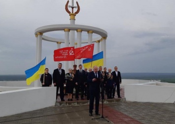 Дунаев под красными флагами и с Москвой в голове приперся в Лисичанск: украинцев возмутило выступление нардепа перед ветеранами
