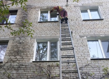 На Николаевщине спасатели помогли медикам попасть к больному в квартиру