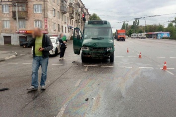 В Кривом Роге столкнулись Skoda и микроавтобус: движение троллейбусов заблокировано