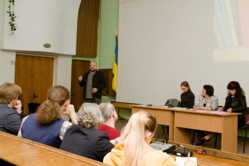 В Днепре провели общественные слушания о присвоении имени сенатора Джона Маккейна Библиотеке украинской диаспоры