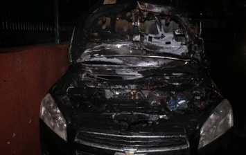 Ночью в Киеве сожгли авто во дворе дома