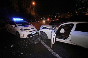 Патрульный автомобиль и BMW попали в лобовое столкновение в Киеве