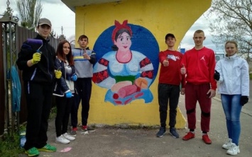 Юные художники разрисовали остановку при въезде в Скадовск