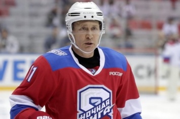 Пользователи сети обсуждают падение Владимира Путина во время хоккейного матча