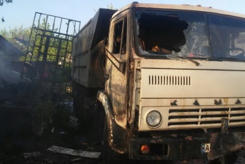 В Харькове из-за загоревшегося здания пострадали грузовик и две "легковушки", - ФОТО