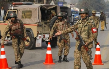 В Пакистане боевики захватили отель