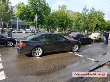 В центре Николаева столкнулись три автомобиля - на проспекте пробка