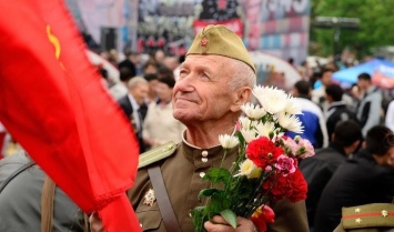 Малахова возмутило появление гламурной девицы на Красной площади в День Победы