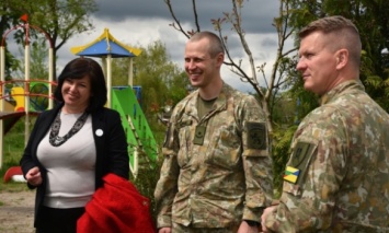 Солдаты из Литвы и Соединенных Штатов предоставили материальную помощь украинскому детдому в поселке Краковец