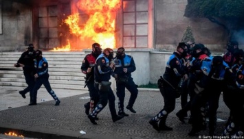 Столкновения в столице Албании: ранены 12 полицейских
