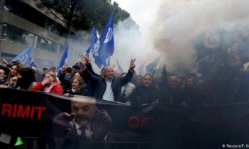 Протесты в Албании: в офис премьер-министра полетели бензиновые бомбы
