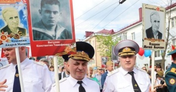 Глава МВД, прокурор и поп пришли на акцию "Бессмертный полк" с фотографией одного и того же ветерана
