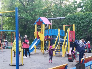 Херсонские ветераны АТО и волонтеры построили детскую площадку на Жилпоселке