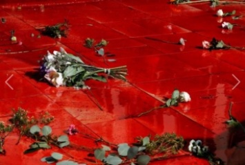 В Париже демонстранты вылили 300 литров "крови" на ступеньки Трокадеро: яркие фото