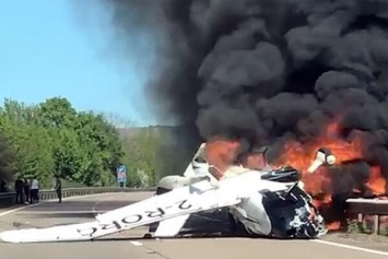 В Британии разбился самолет: очевидцы ЧП отважно спасли людей из огненной ловушки