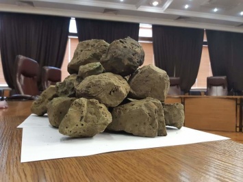 Запорожские депутаты и чиновники эмоционально обсуждали важные стройки региона - на совещание принесли камни