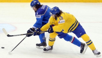 Хоккей: чемпионы мира шведы одержали первую победу на пути к защите титула