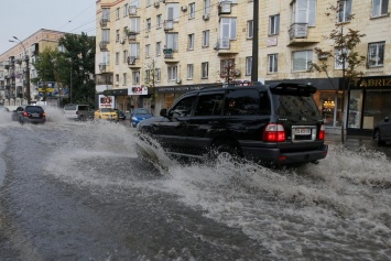 Киев "поплыл": в сети показали, во что превратился город после обычного дождя