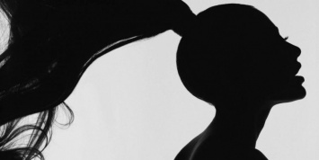 В маленьком черном платье: Ариана Гранде повторила культовый образ Одри Хепберн в рекламе Givenchy