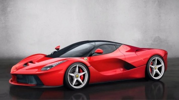 Это надо видеть - мощный Ferrari LaFerrari гоняет по траве и лужам