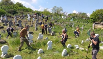 Одесситы навели порядок на древнем козацком кладбище, - ФОТО