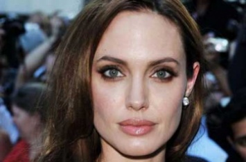 Анджелину Джоли парализовало