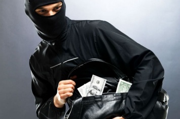В Днепре трое в масках ограбили дом в АНД районе: вынесли 8 тысяч долларов