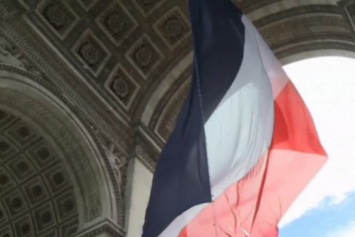 Экоактивисты вылили 300 литров "крови" на ступени дворца в Париже