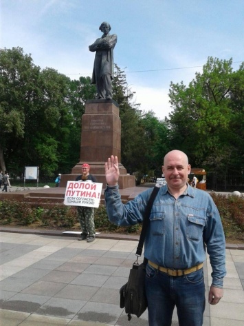 В Саратове активист провел пикет под лозунгом "Долой Путина"