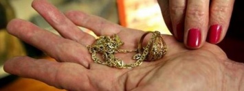 В Киеве гадалка вместо порчи сняла золотые украшения