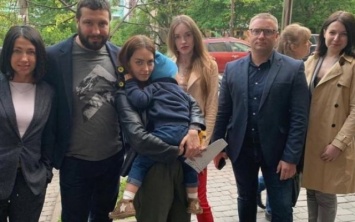 "Спал прямо на полу": украинке вернули ребенка, которого прятал отец-иностранец