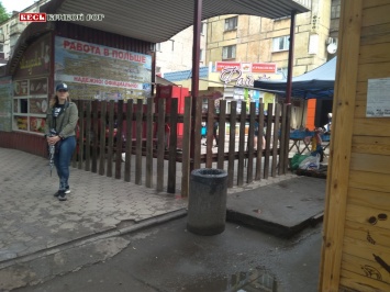 Кто обнес остановку общественного транспорта возле Шаурмы на Соцгороде в Кривом Роге заборчиком? (фото)