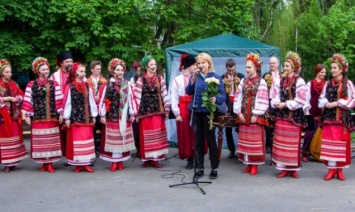 Цикл концертов "Художники столицы - киевлянам" шагает Святошинскими парками