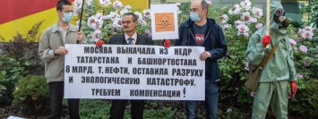 В Киеве люди в костюмах химической защиты пикетировали посольство Германии: зачем и кто это был