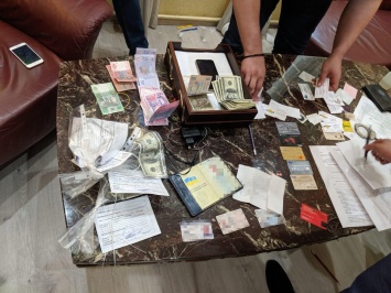 В Киеве чиновник погорел на взятке в 2 тысячи долларов