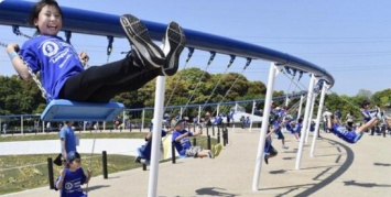 В Японии установили самые длинные качели в мире (видео)