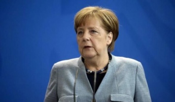 В Германии столкнулись самолет Меркель и автомобиль