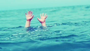 Считанных секунд хватило, чтобы ребенок погиб: 6-летний мальчик утонул в бассейне на Одесщине