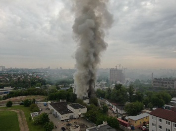На территории промзоны в центре Киева вспыхнул пожар
