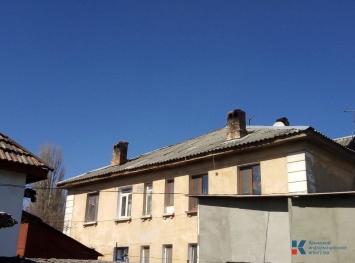 Неуважаемая крыша: Жители дома в Симферополе кроме солнечных ванн принимают дождевые