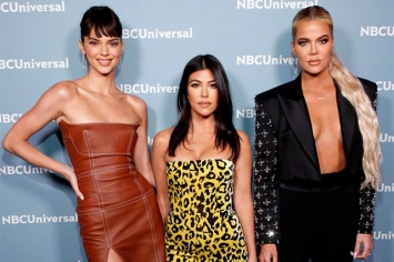 Кендалл Дженнер в облегающем кожаном платье представила новый сезон реалити-шоу вместе с сестрами