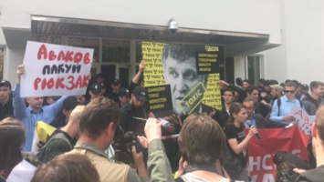 "Аваков, пакуй рюкзак" - под зданием МВД активисты подрались с полицейскими. Видео