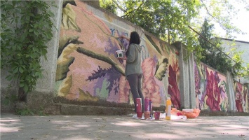 Керченская художница Анна Стрекотенко закончила свою картину на стене по Дубинина