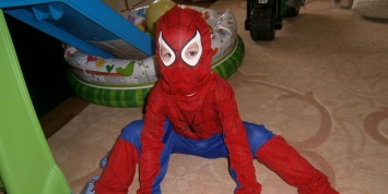 4-летний житель Тбилиси в костюме "Человека-паука" выжил после падения с 8-го этажа