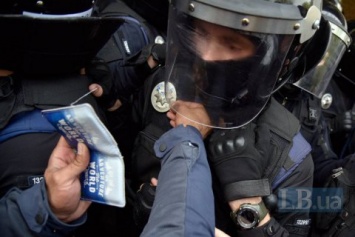 Из-за столкновения с активистами под стенами МВД пострадали трое правоохранителей