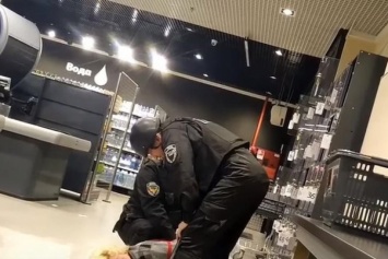 Женщина в супермаркете напала на кассиров и охранника (видео)